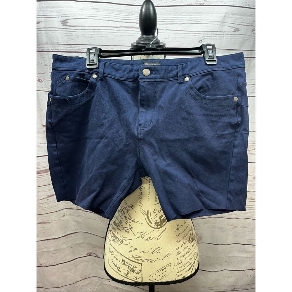 Shinestar size 2x navy blue shorts
19 inches flat, 5.5 inches inseam (#1828)